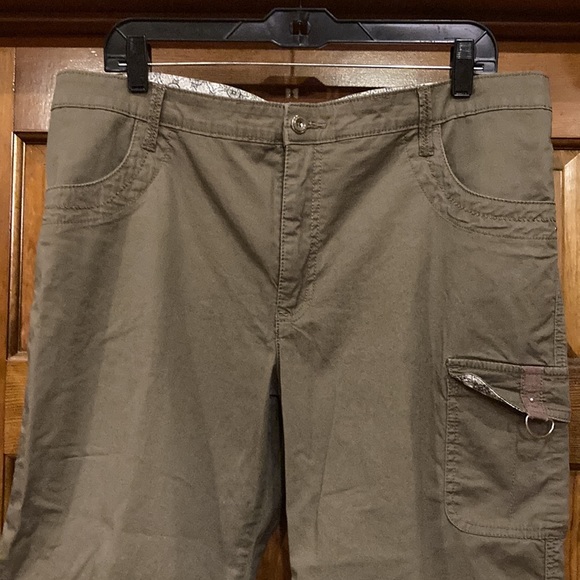 Size 16 Lee “Just Below the Waist” Army Green Capris - Picture 2 of 11